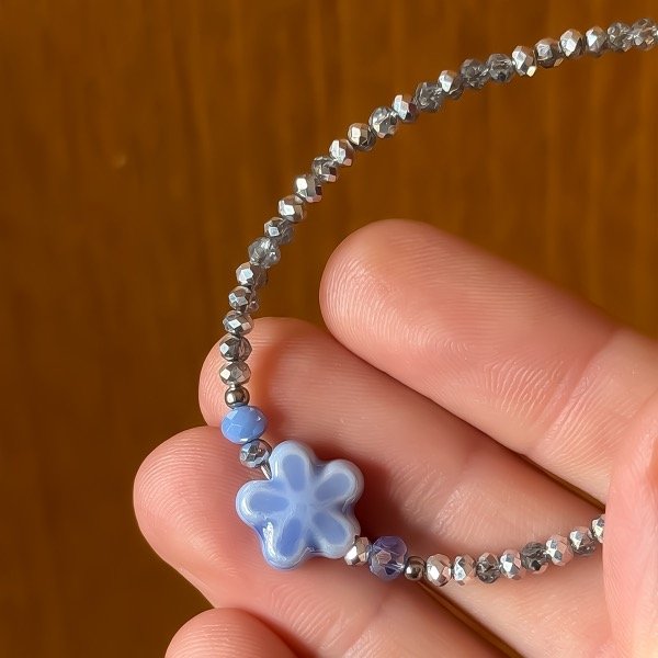 Producto - Pulsera de cristal checo 3mm . Gris . Flor azul claro - 1