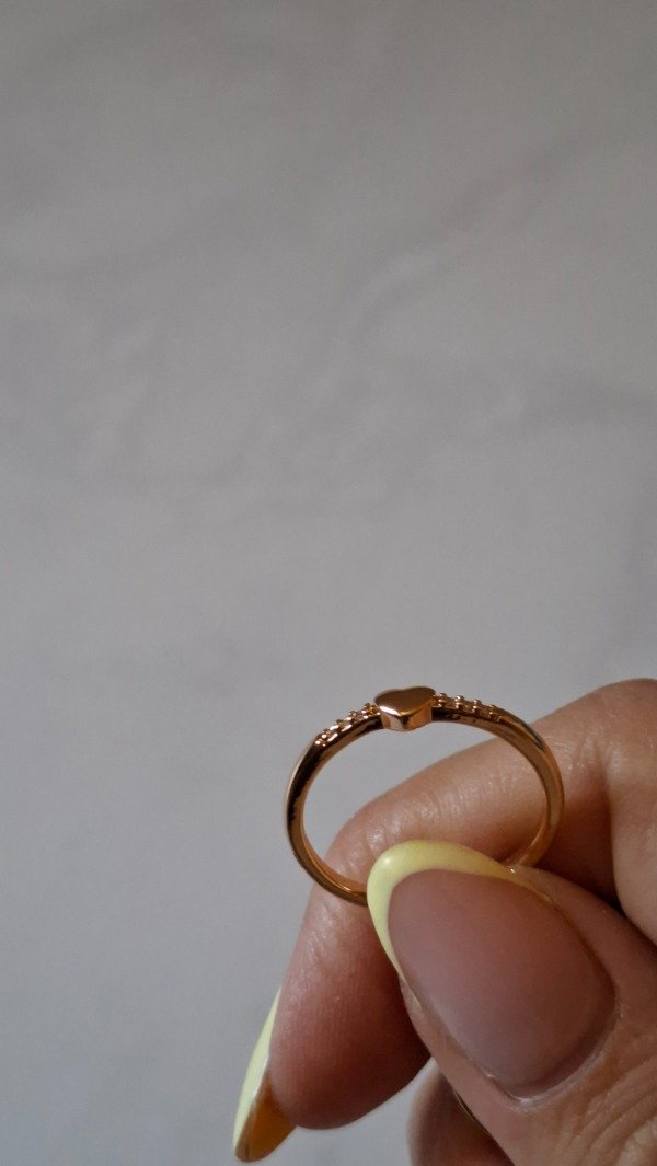 Producto - Anillo de acero dorado corazón con strass