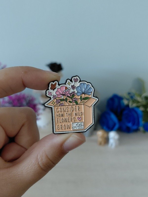 Producto - Pin metalizado - Consider how the wild flowers grow #0707