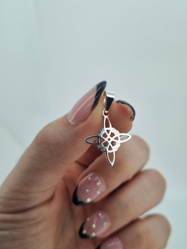 Producto - Dije acero blanco nudo de bruja liso chico