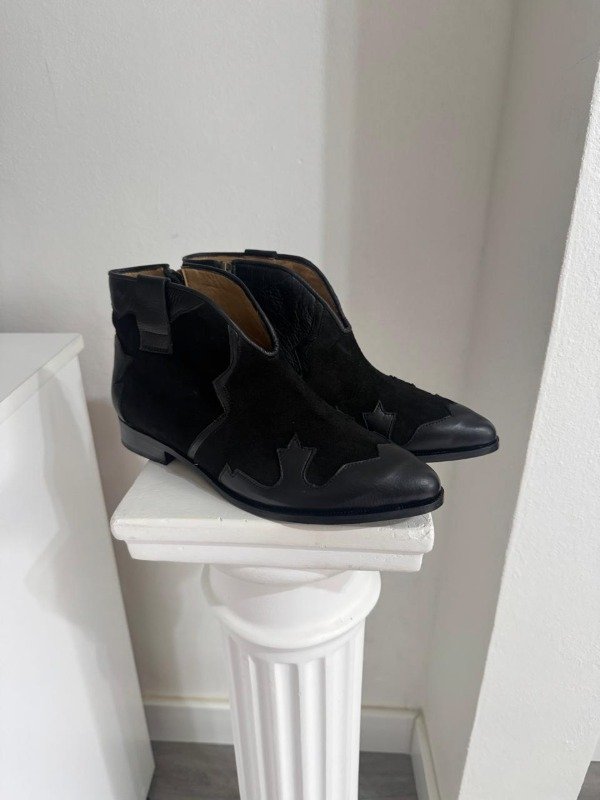 Producto - BOTINETAS LIETA DE GAMUZA NEGRA COMBINADA CON CUERO NEGRO