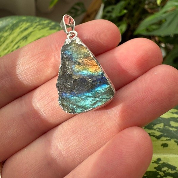 Producto - Dije  Labradorita de Madagascar en bruto