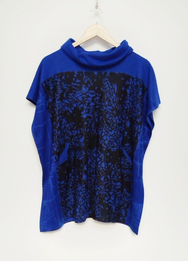 Producto - Poncho Mariel -azul estampa Enredadera en negro-