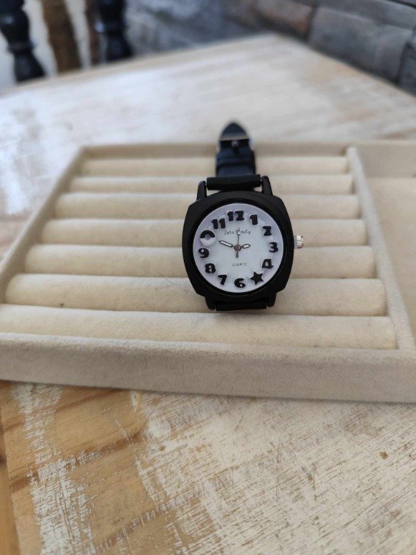 Producto - Reloj malla negra cuadrante detalle estrella