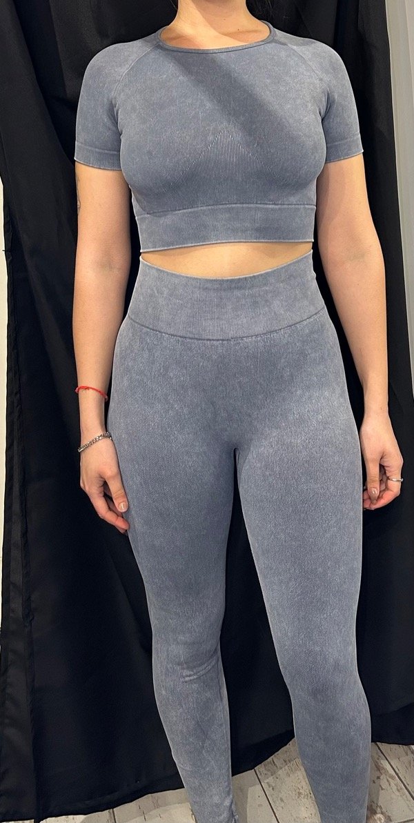 Producto - Conjunto lavado de calza larga y top remera corta