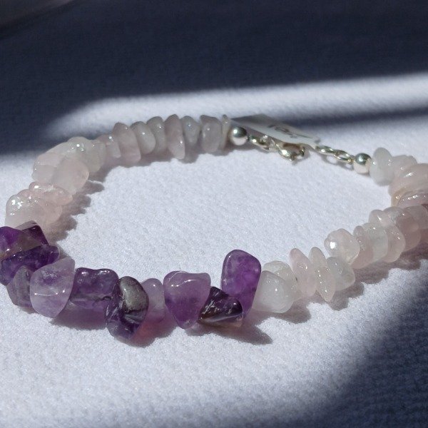 Producto - Pulsera artesanal con escallas de cuarzo rosa y amatista natural de 19,5cm