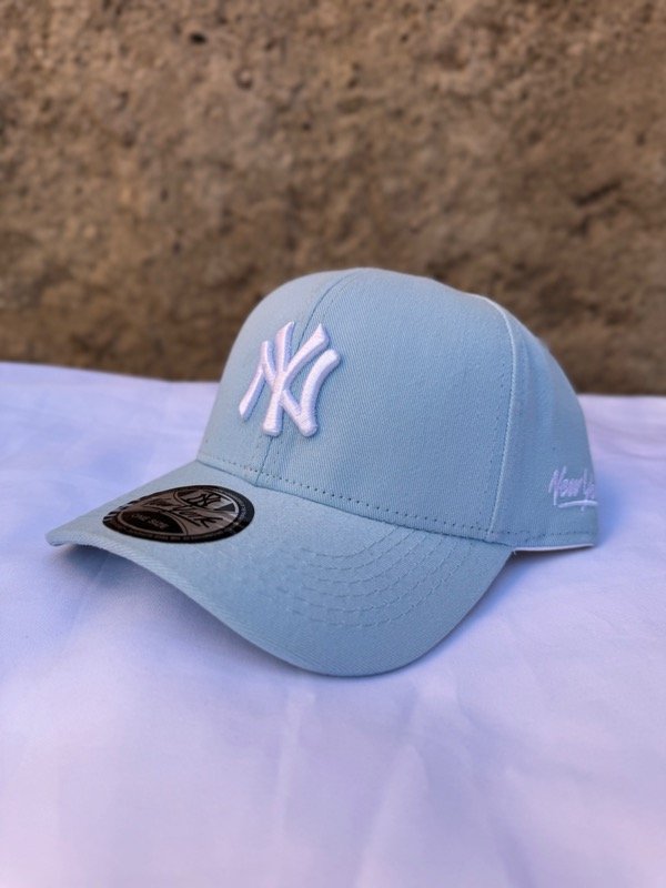 Producto - Gorra NY CELESTE LOGO BLANCO