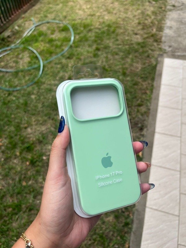 Producto - Iph 17 pro  silicona case verde claro con felpa