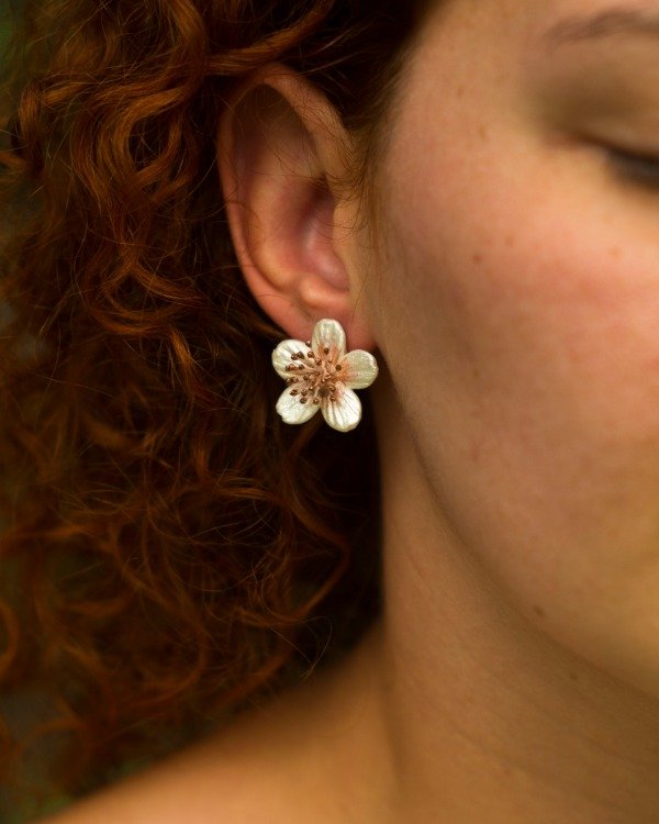 Producto - Aretes de flores perladas medianas