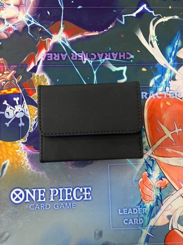 Producto - Deckbox Con Interior y costura Roja - Imantada - Para Hasta 100 Cartas - 3