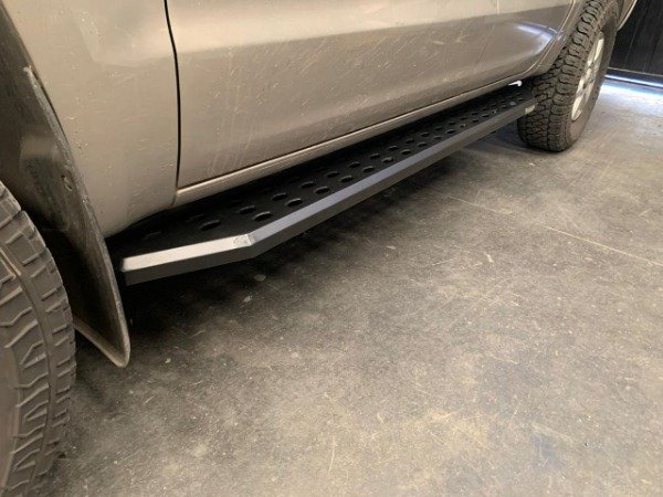Producto - Estribos Black Trend Hilux 2016-2023