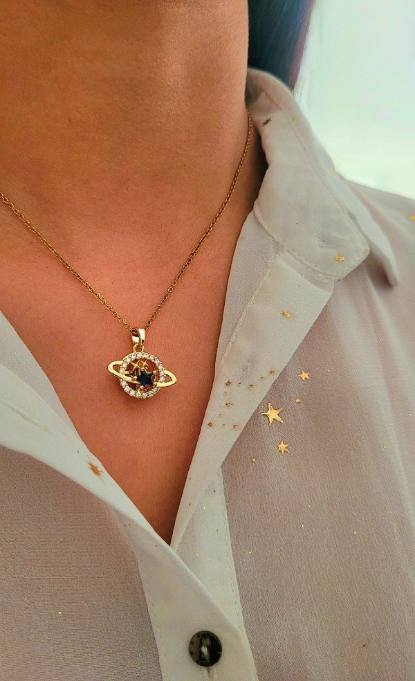 Producto - Collar dorado saturno con dije giratorio - 0