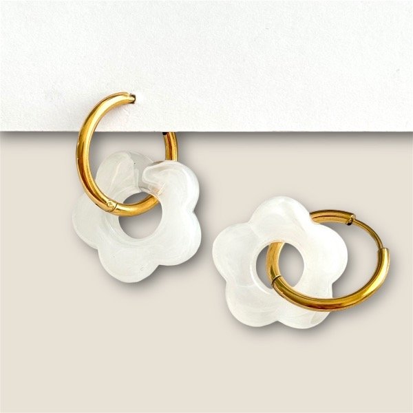 Producto - Aros argolla cubanas de acero dorado con dije - 1.7cm - Flor - Blanco
