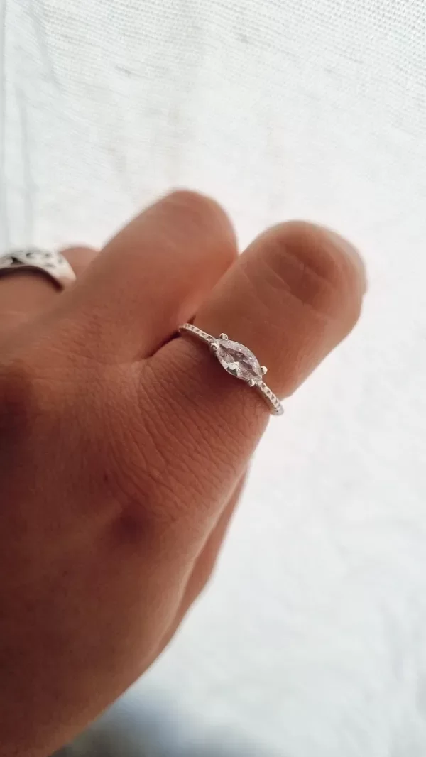 Producto - Anillo piedra engarzada ovalada con zircones blanco t17