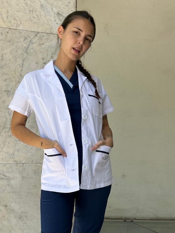 Producto - CARMESÍ ARCIEL  (Botón, Blanca detalle Azul)