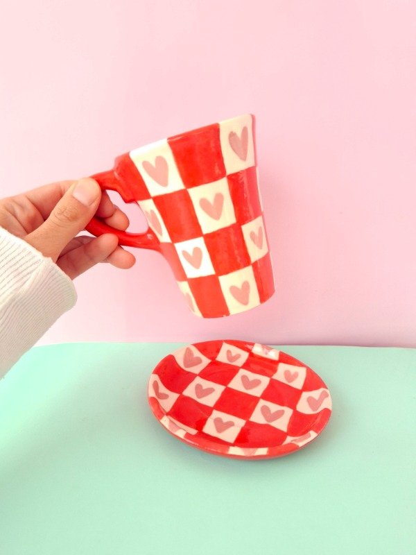 Producto - Taza y plato - Corazones y cuadrillé rojo