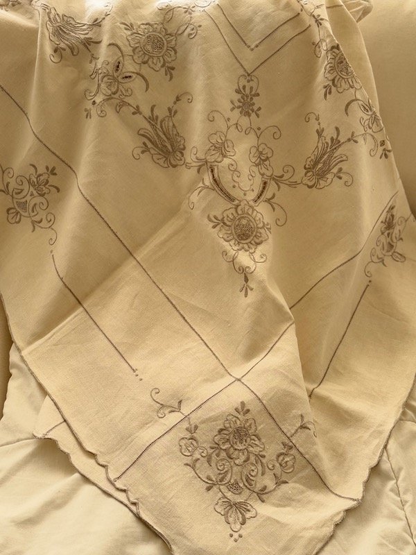 Producto - Mantel de hilo bordado flores con 6 servilletas