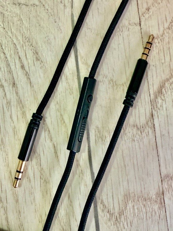 Producto - CABLE DE AUDIO AUXILIAR 3.5MM CON CONTROL DE VOLUMEN CORDON 1.25M