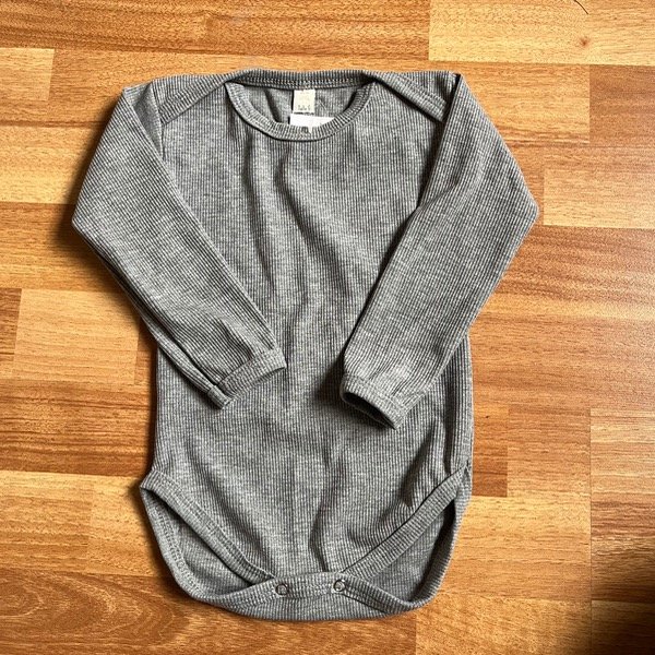 Producto - Body Gris Waffle 18M