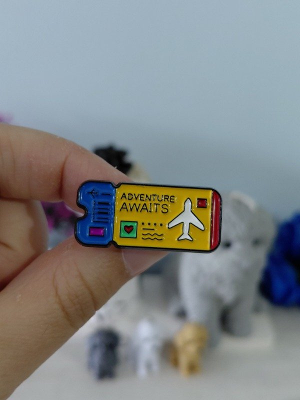 Producto - Pin metalizado - Pasaje "Adventure awaits" #2668