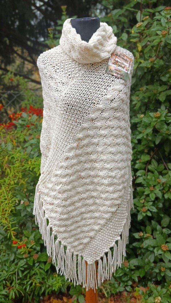 Producto - Poncho corto natural