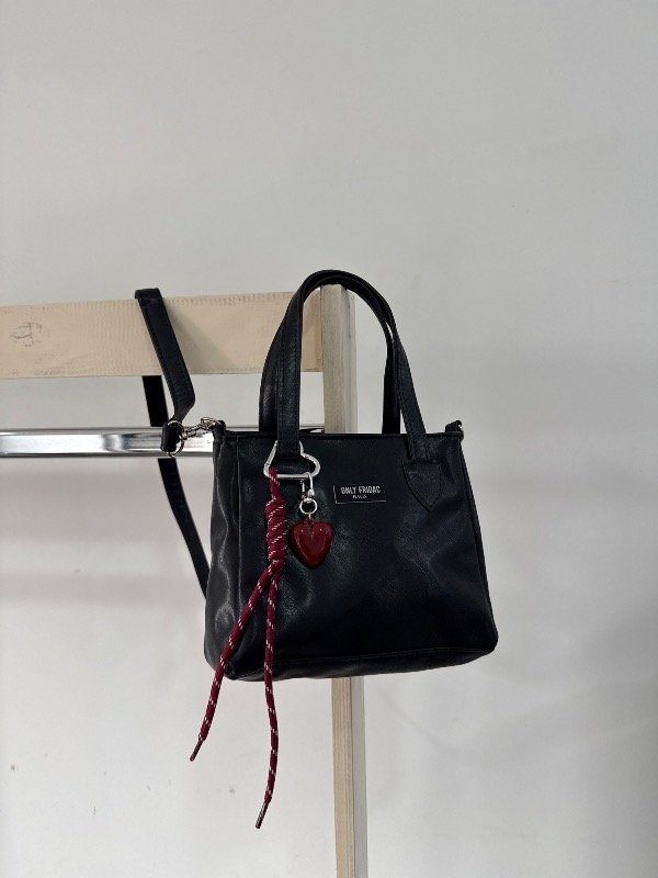 Producto - MINI TOTE NEGRA BRILLOSA