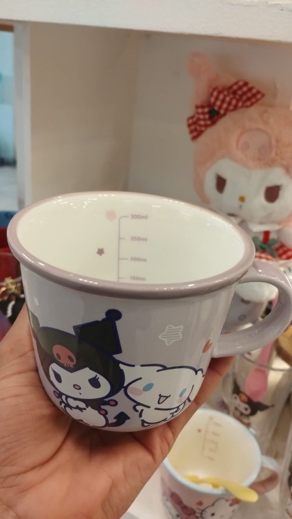 Producto - Taza Cerámica Jarro con medidor interno Kuromi