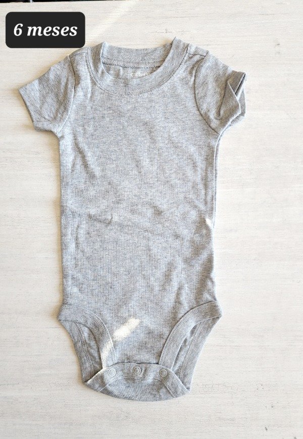 Producto - Body manga corta carters talle 6 meses gris