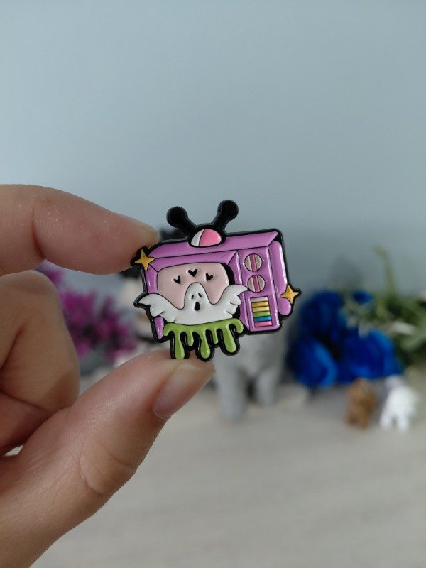 Producto - Pin metalizado - TV fantasma #1784