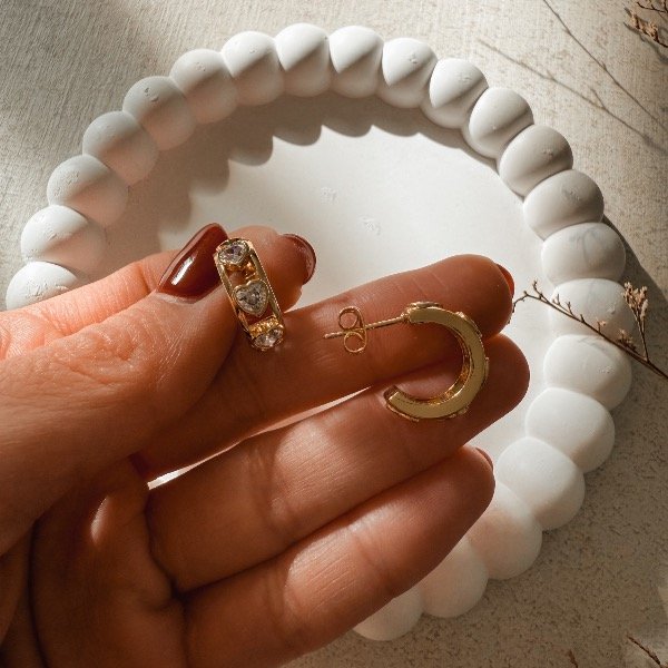 Producto - Aro pasante stras de corazones calados dorado