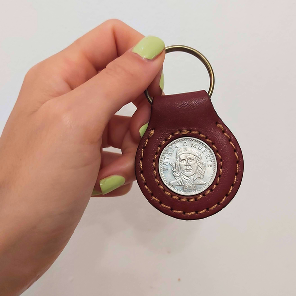 Producto - Llavero de Cuero con Moneda del Che Guevara - Alma Circular