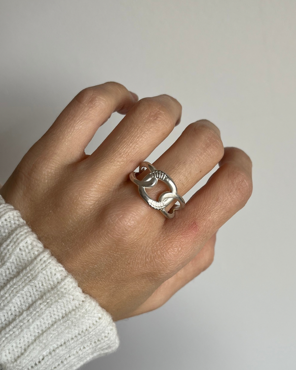 Producto - Anillo grueso con detalles labrados de acero blanco número 20