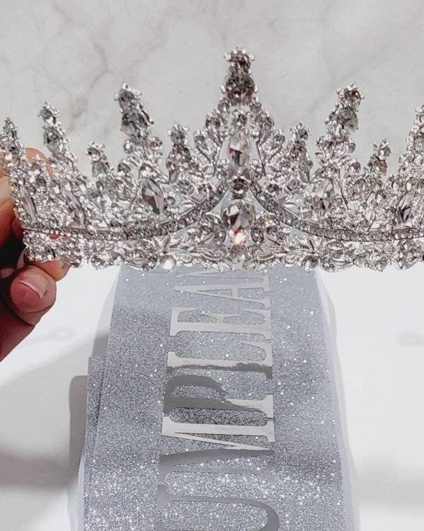 Producto - Corona tiara de metal grande plateada con strass y banda de Feliz Cumpleaños