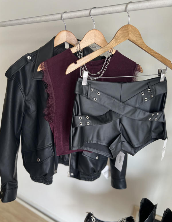Producto - Short cuerina hebillas