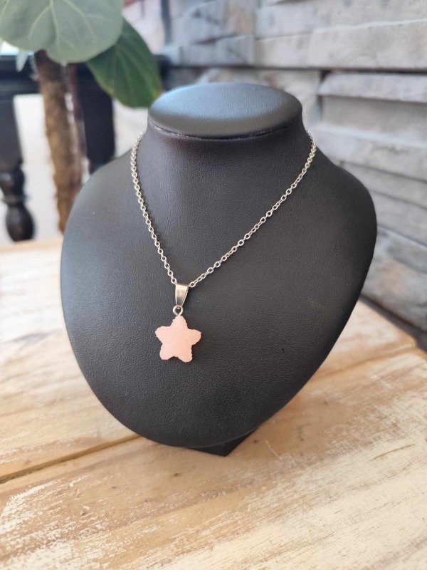 Producto - Collar estrella caramelo rosa. Acero quirúrgico