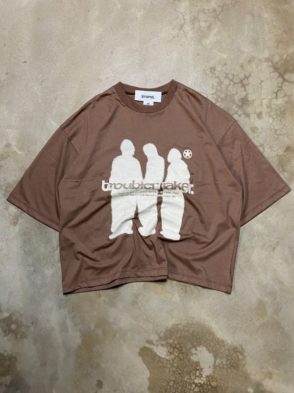 Producto - REMERA BOXY FIT "TROUBLEMAKER"