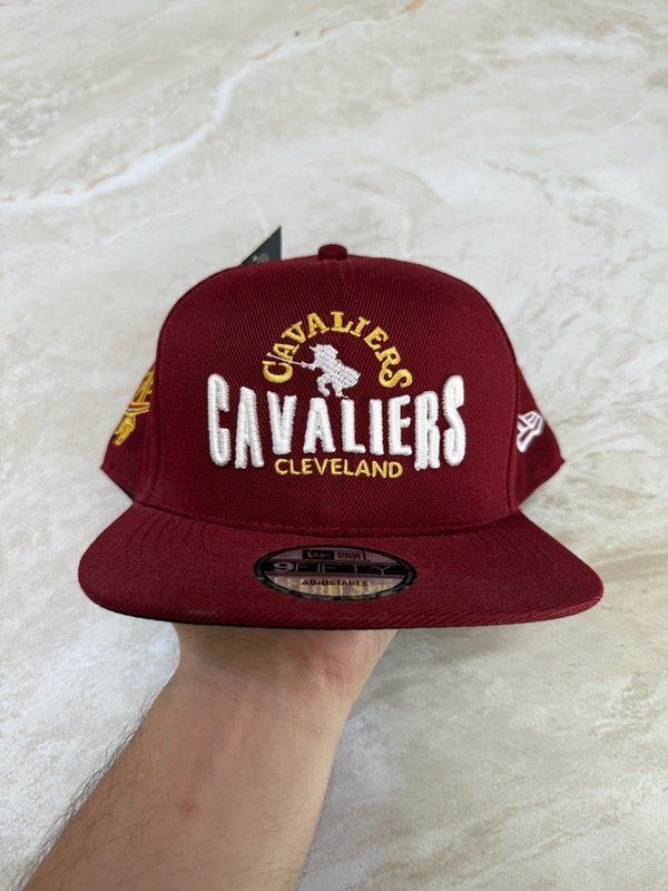 Producto - Gorra Cerrada Cavaliers Bordo