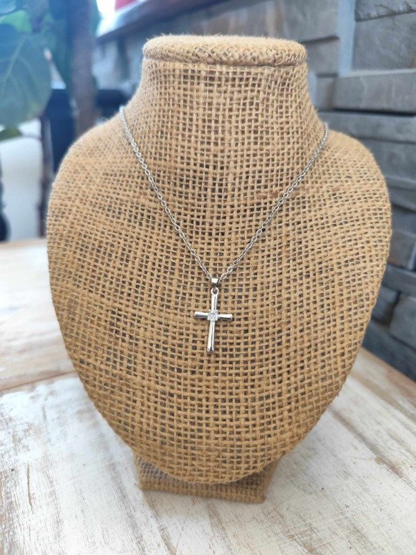 Producto - Collar cruz strass central. Acero quirúrgico.