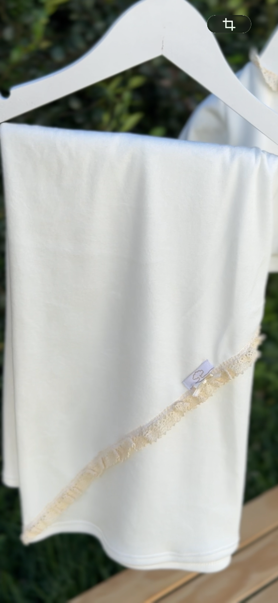 Producto - Mantita Plush Doble con Puntillas