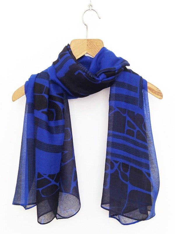 Producto - Pañuelo Mega -azul estampa collage en negro-