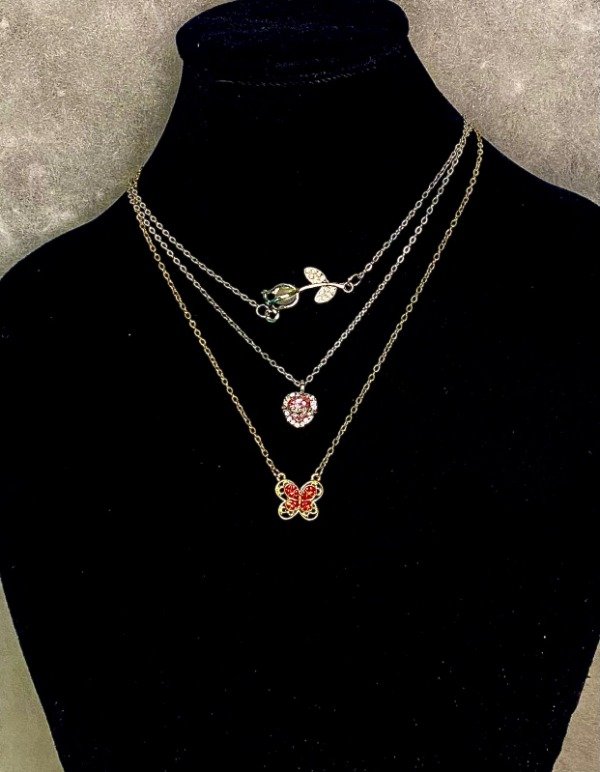 Producto - collares Y2K rosa, corazón mariposa plateados y dorados