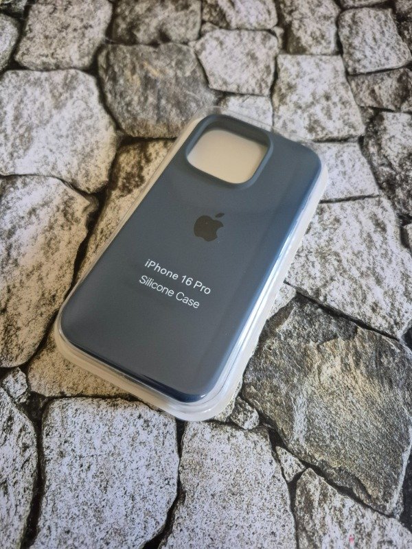 Producto - Funda silicone case logo Iphone 16 Pro azul oscuro