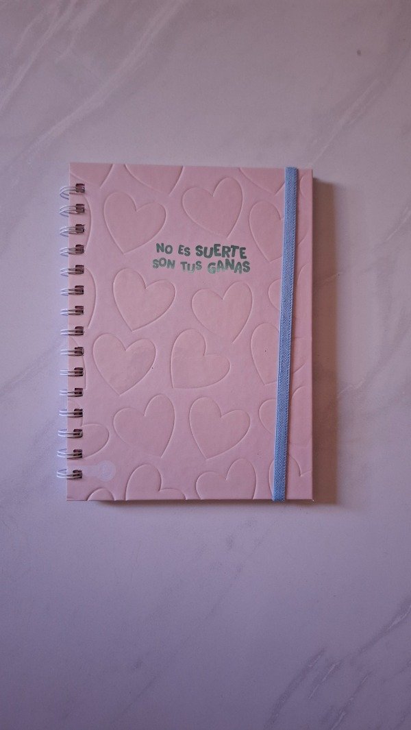 Producto - Cuaderno A5 pastel con relieve corazones