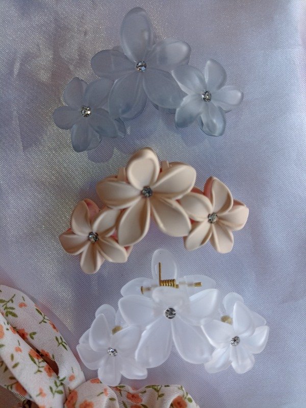 Producto - Broche triple flor mediana c/ atráss