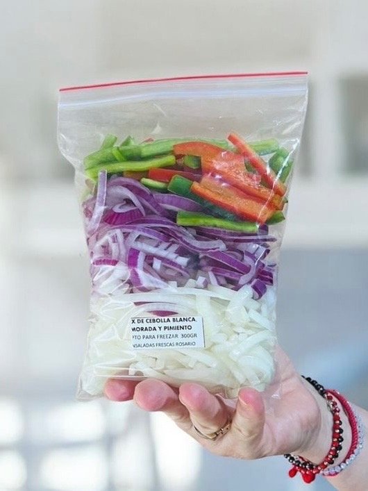 Producto - Mix de cebolla blanca y morada + pimiento en juliana 300gr