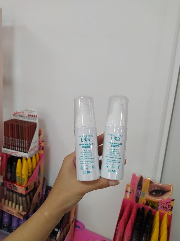 Producto - Agua micelar espuma ácido hialurónico extracto de té verde y ginkgo