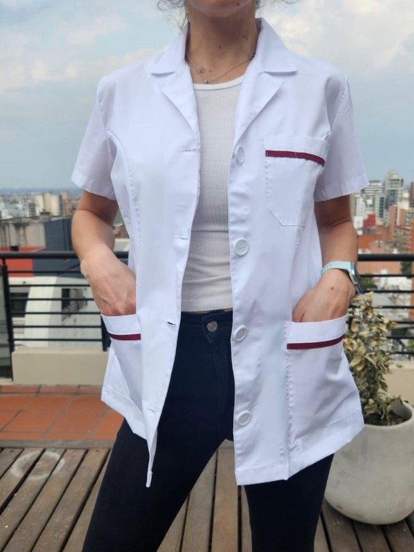 Producto - CARMESÍ ARCIEL (Botón, Blanca detalle Bordo)