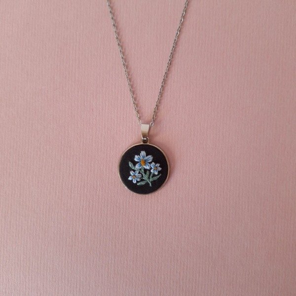 Producto - Medalla bordada Flores Celestes - 1