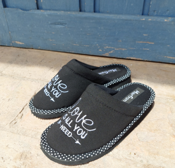 Producto - Pantuflas Love Is all Negras