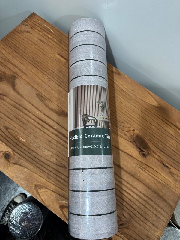 Producto - WPC Autoadhesivo Gris Claro 0.6 x 3 metros